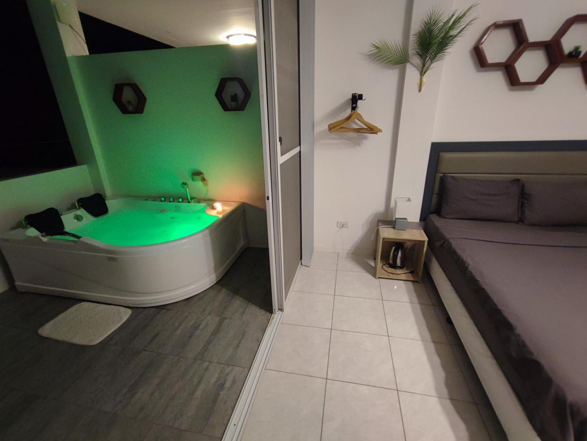 Bonsai Jacuzzi Rooms Panglao Exterior foto